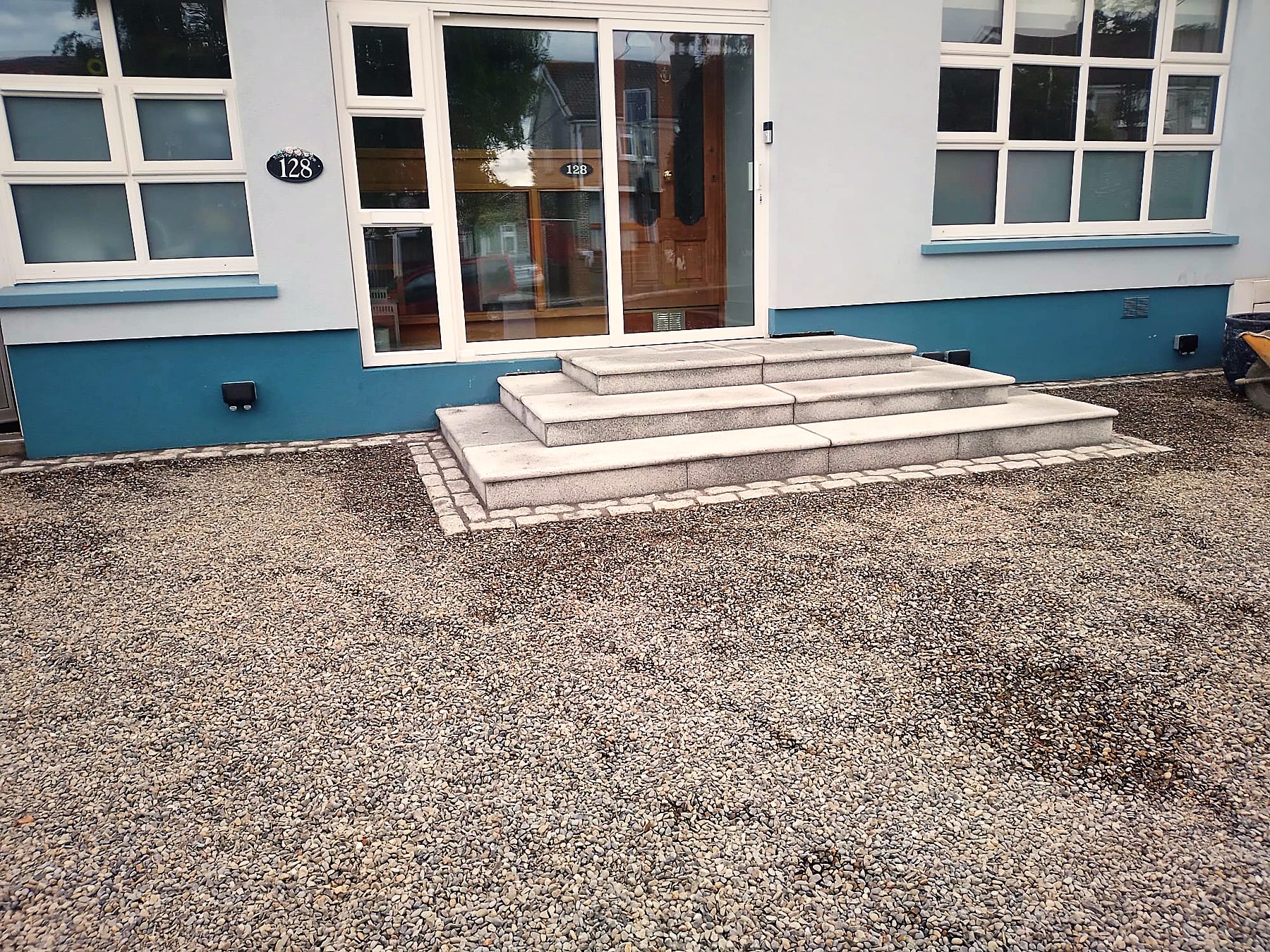 Floating porcelain entrance steps